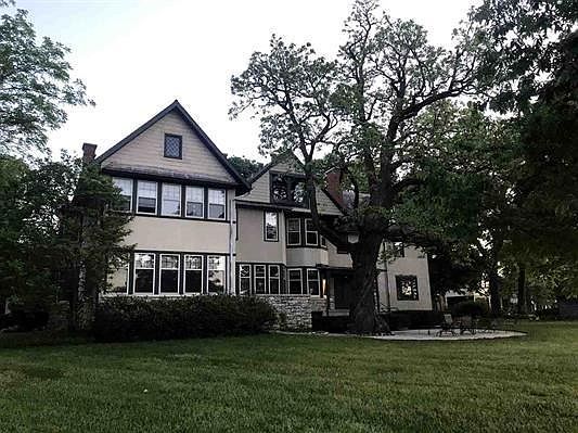 3rd image of 105 Douglas St