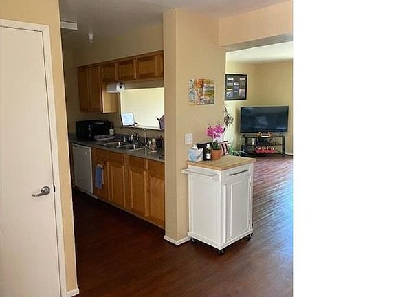2nd image of 20422 Cohasset St