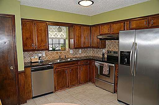 5th image of 1922 Maxwell Dr