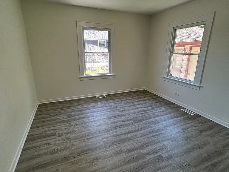 110 E Main St — Photo 7