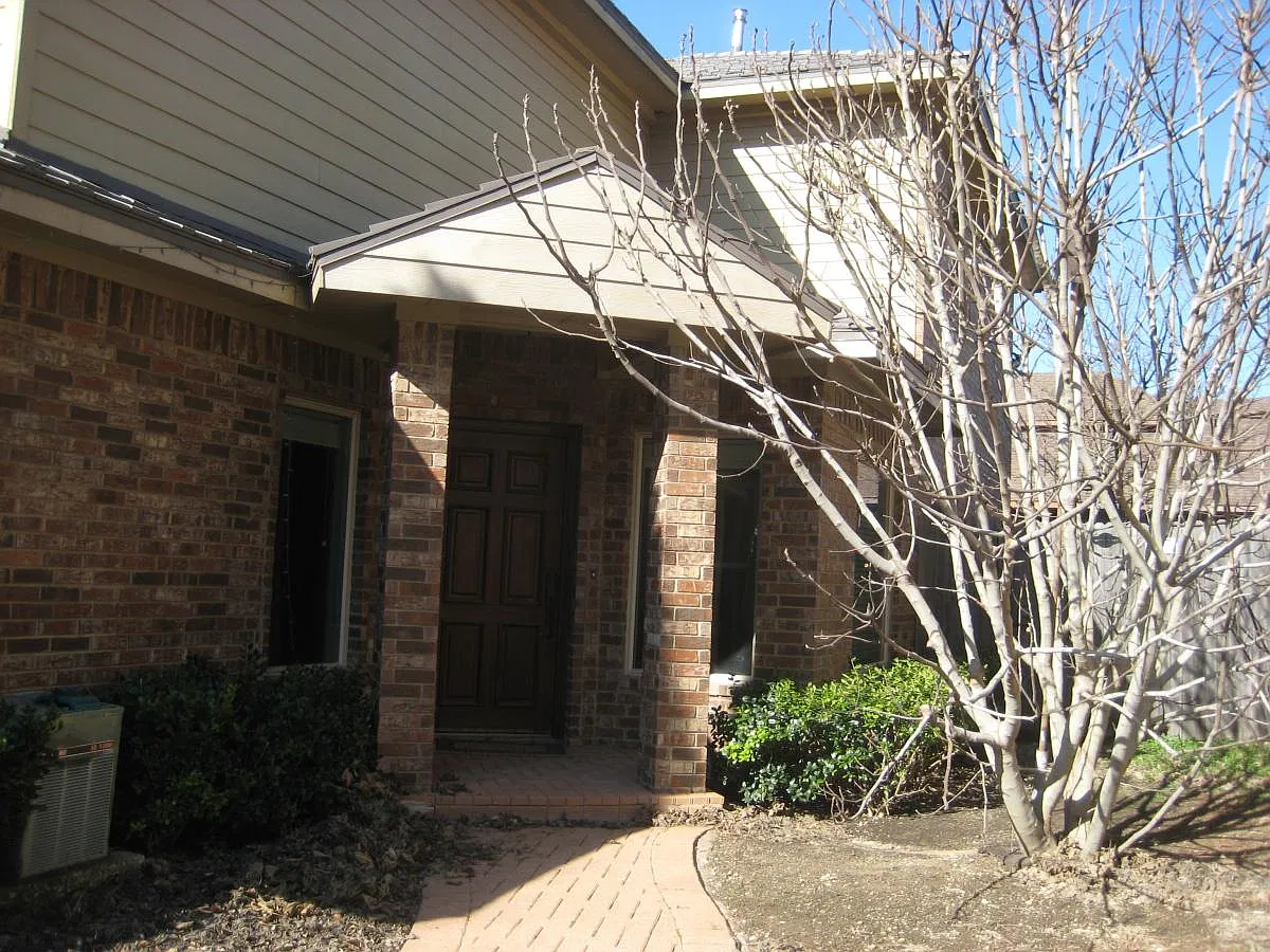 3 bed, 2566 sqft, $2,150 — Photo 1