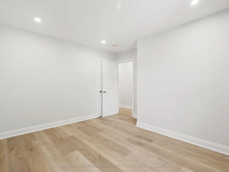 30 Strathgowan Ave #UPPER — Photo 9