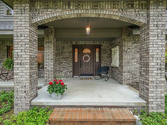 3rd image of 3927 Village Circle Dr