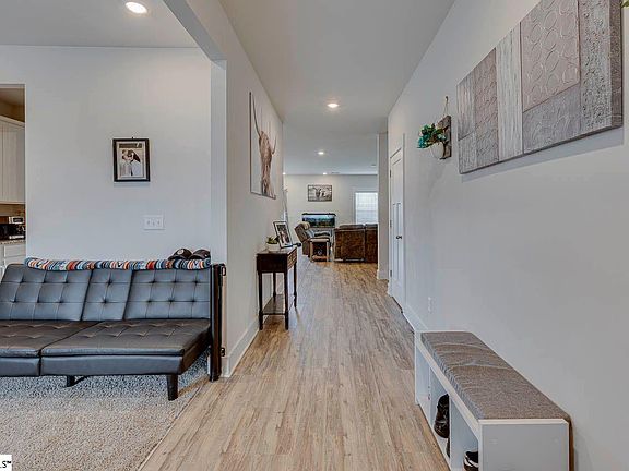 2nd image of 103 Pewter Cir