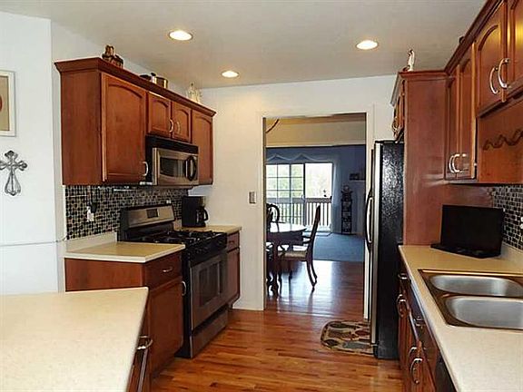 5th image of 135 Creekside Dr