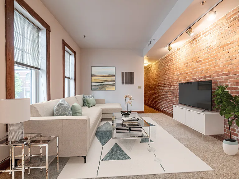 Lockerbie Court on Mass Ave — Photo 13