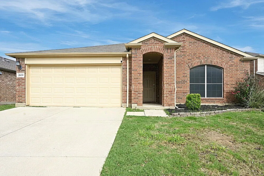 3 bed, 2.0 bath, 1840 sqft, $2,285 — Photo 1