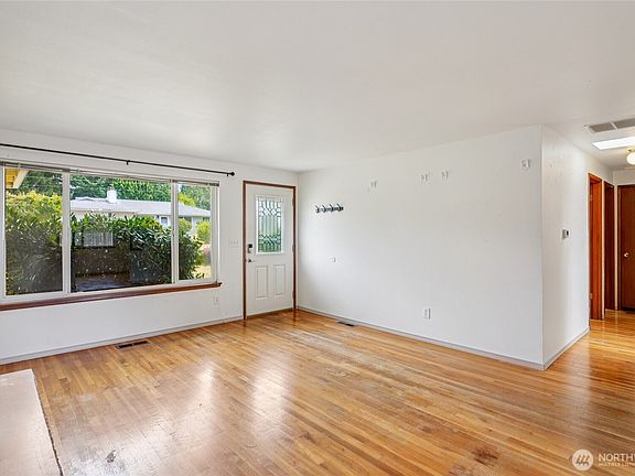 5th image of 2109 168th Avenue NE