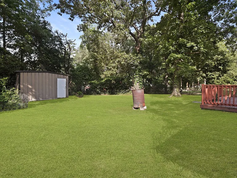 226 Larchmont Dr — Photo 36