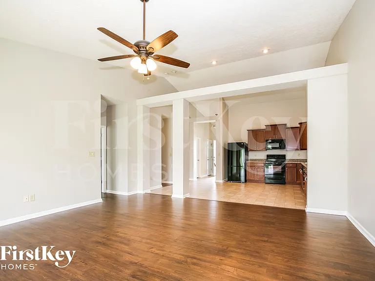 1301 Greenbriar Way — Photo 4