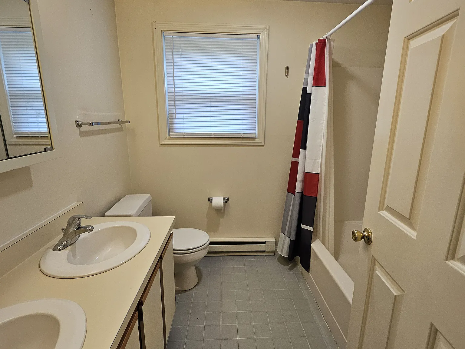 3 bed, 1880 sqft, $3,200 — Photo 3