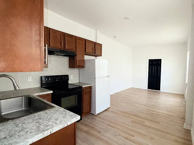 101 W 21st St #1 — Photo 3
