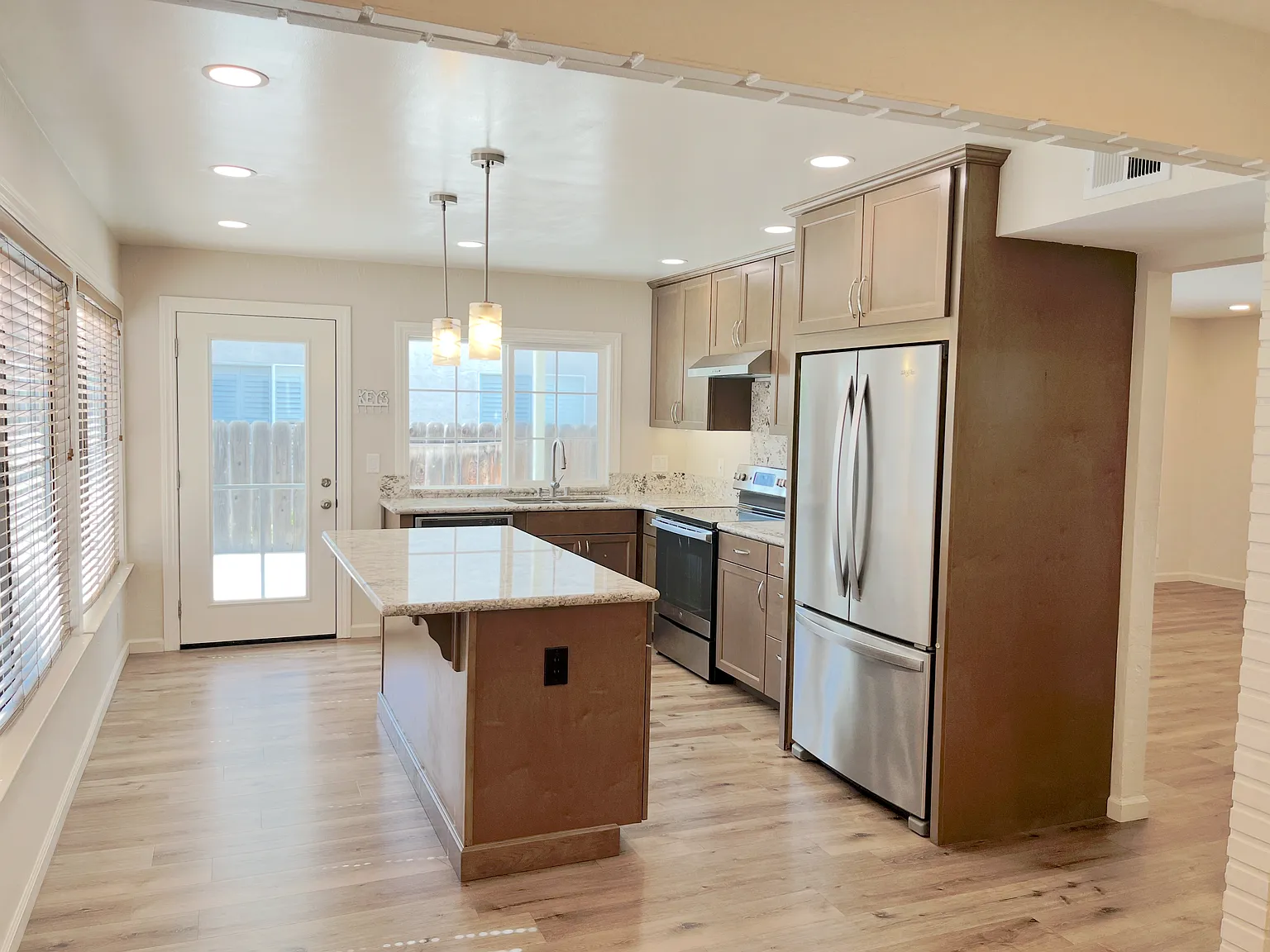 4 bed, 1380 sqft, $4,500 — Photo 2