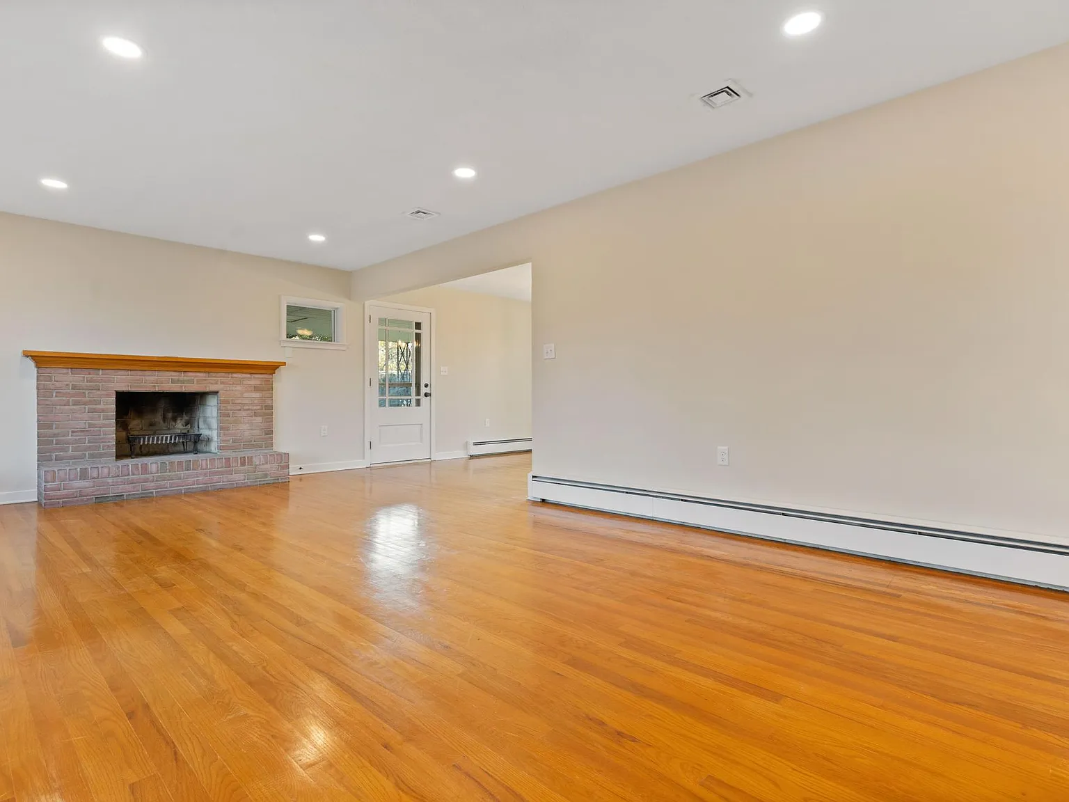 3 bed, 1900 sqft, $2,100 — Photo 3