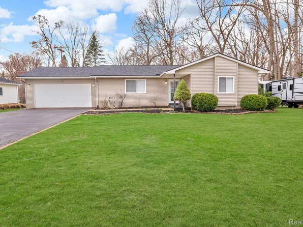 335 Delaware Rd, Whitmore Lake, MI 48189