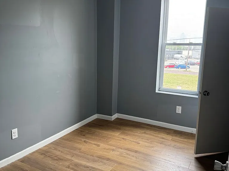 952 W Broad St — Photo 7