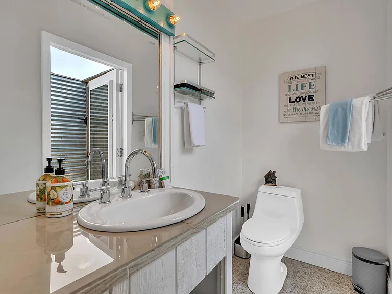 2414 Nassau St — Photo 32