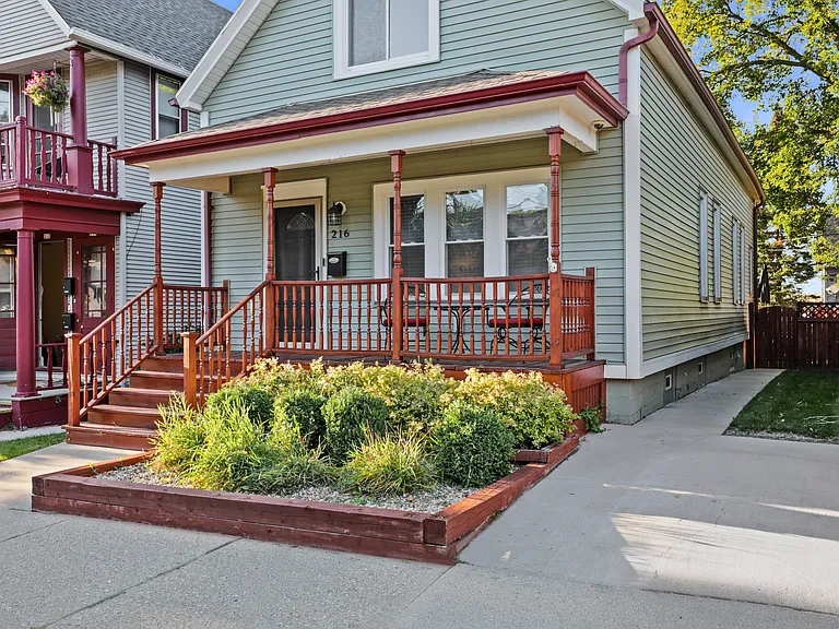 216 E Smith St — Photo 32