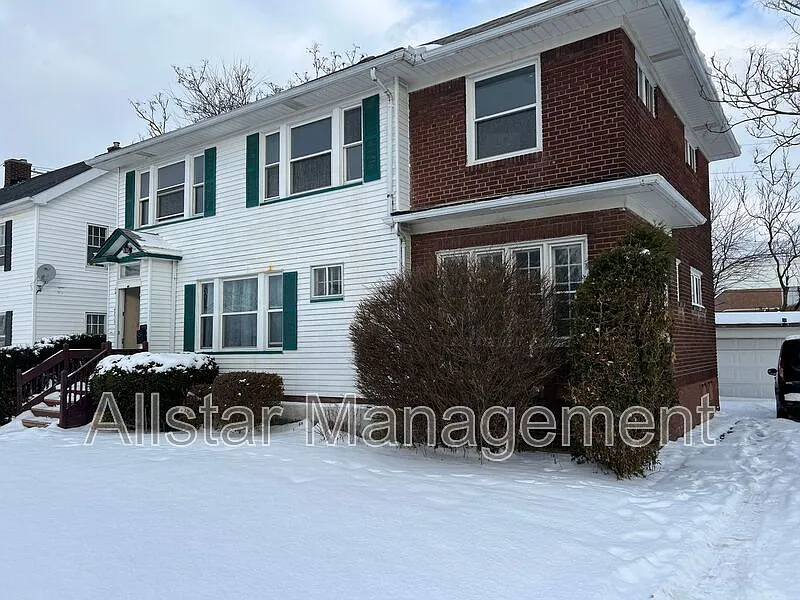 3 bed, 1.0 bath, 1000 sqft, $1,200 — Photo 2