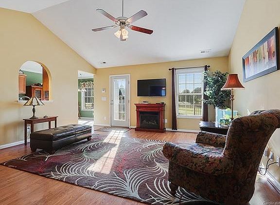 2nd image of 225 Grayson Dr