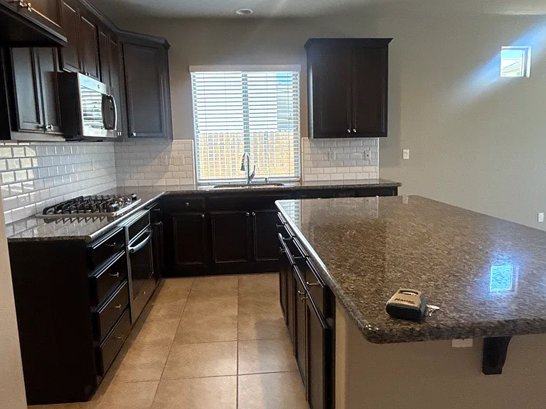1413 Johnson Ln — Photo 3