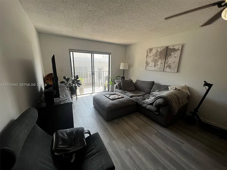 950 Euclid Ave #211 — Photo 2