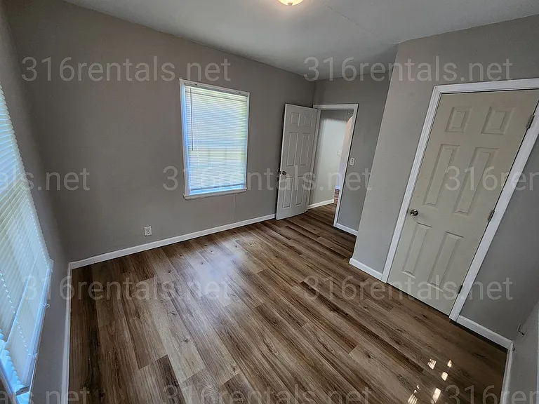 1511 N Erie St — Photo 8