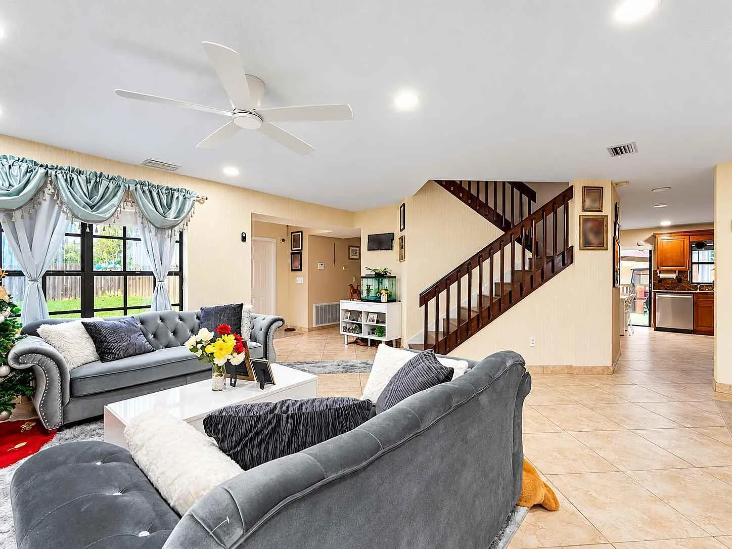 4 bed, 2.5 bath, 2276 sqft, $4,300 — Photo 3