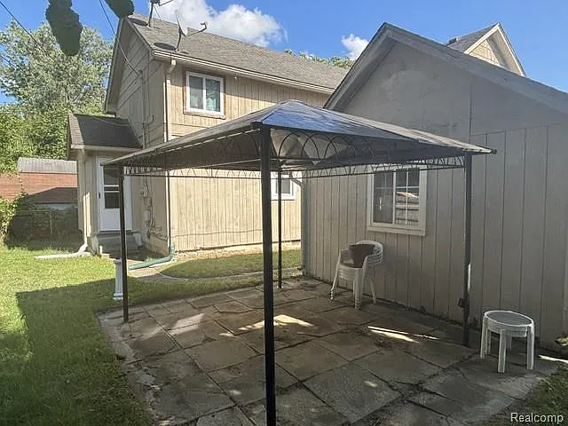 3 bed, 2.0 bath, 115 sqft, $1,800 — Photo 2