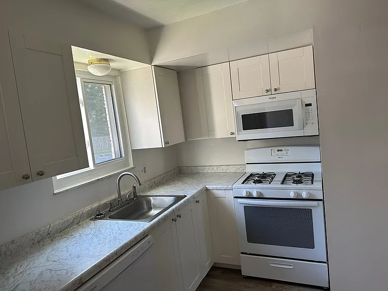 670 Loomis Ave — Photo 7