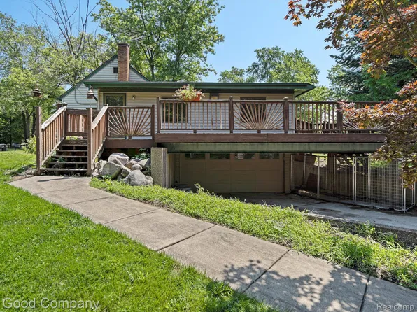 210 Schrum Dr, Whitmore Lake, MI 48189