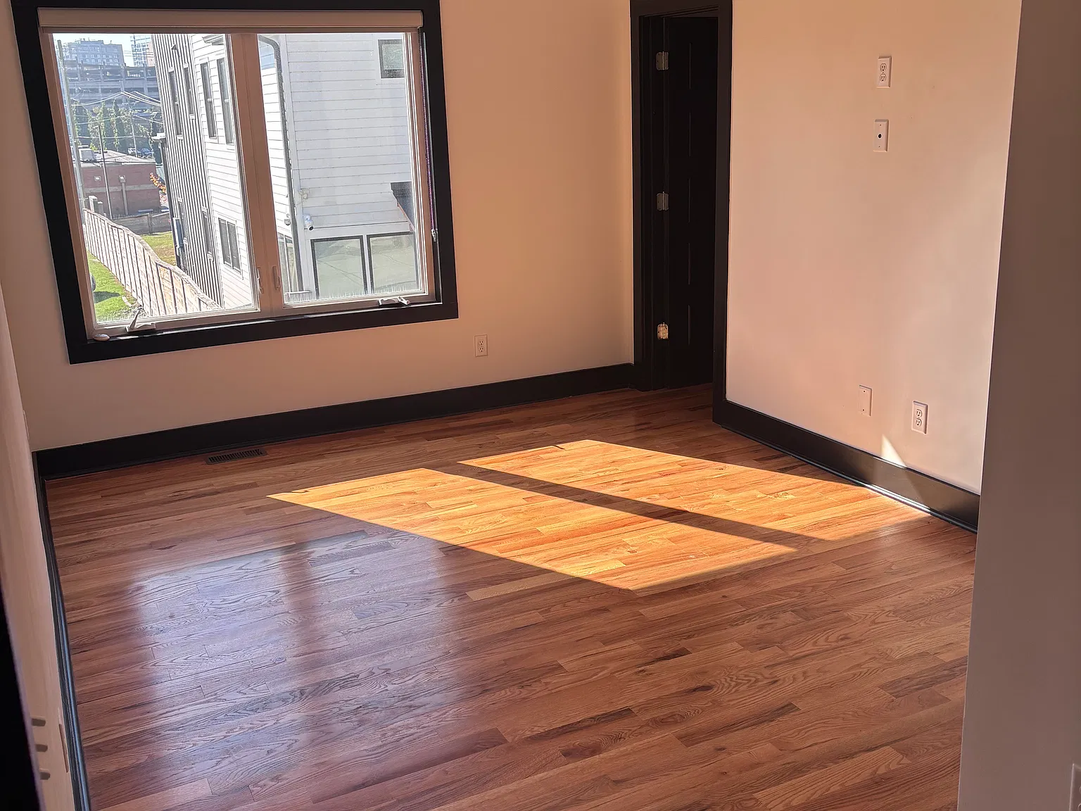 1 bed, 1.5 bath, 2432 sqft, $1,390 — Photo 2