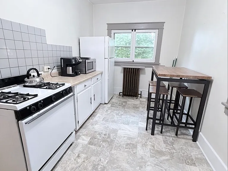 336 W 9th St #2R — Photo 7