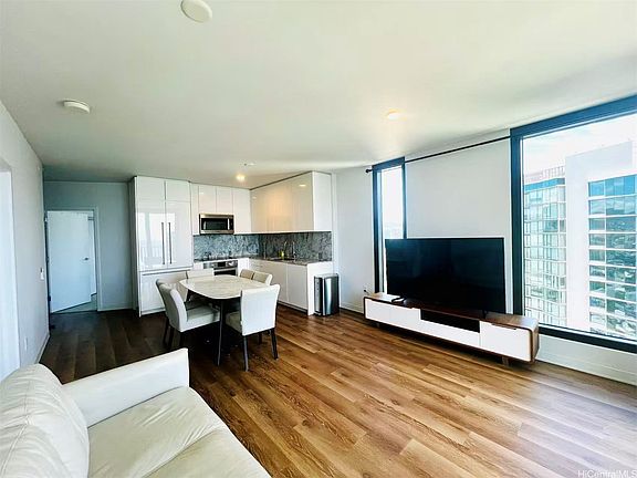 4th image of 987 Queen St #4002