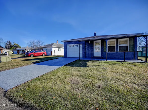 8 Newcastle Court, Toms River, NJ 08757