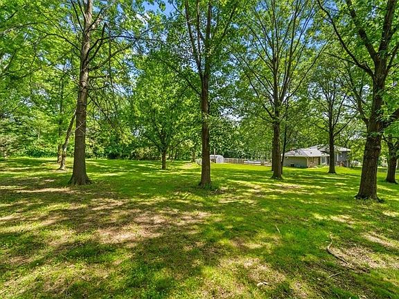 4th image of 10304 Edgehill Dr
