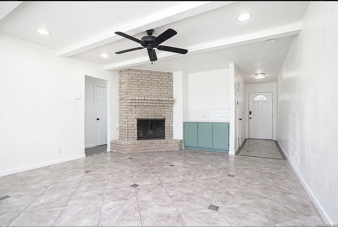 3 bed, 1299 sqft, $2,000 — Photo 3
