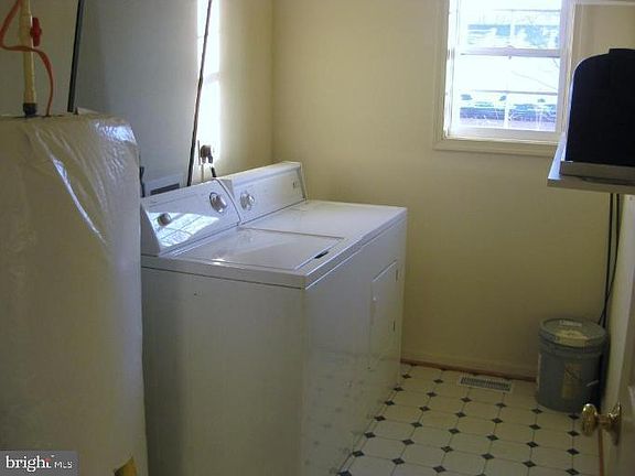 4th image of 423 Cherrydale Ave