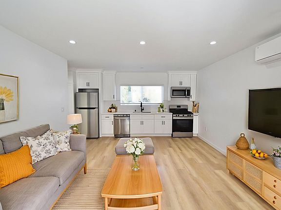 5th image of 11645 Moorpark St #11649