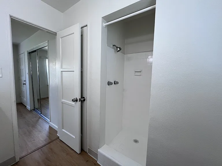 3355 Independence Aveunit #3355D — Photo 6
