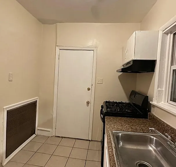 920 E Schiller St — Photo 7