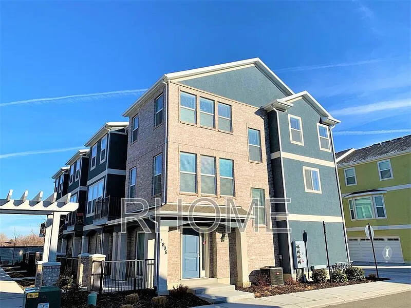 3 bed, 2.5 bath, 1960 sqft, $2,149 — Photo 1