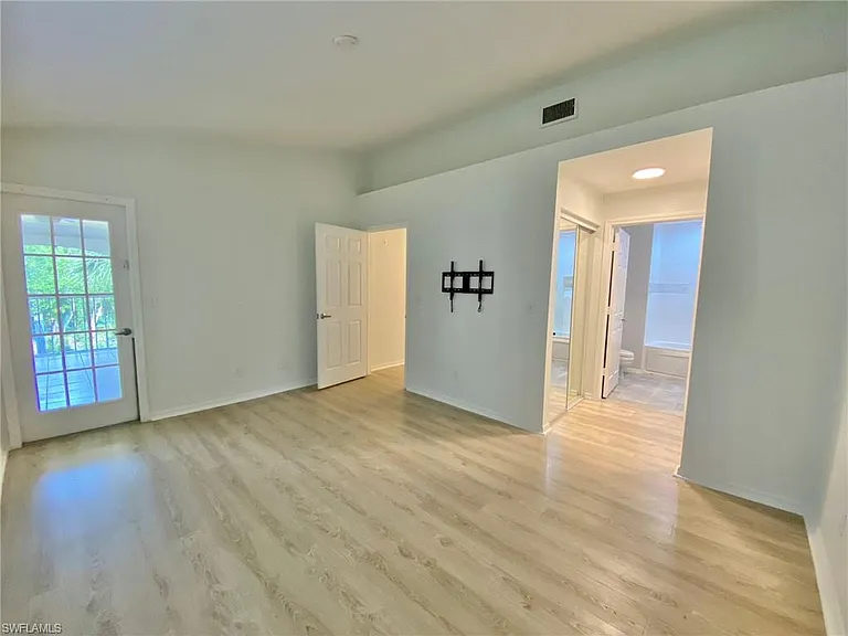 1096 Woodshire Ln #C212 — Photo 4