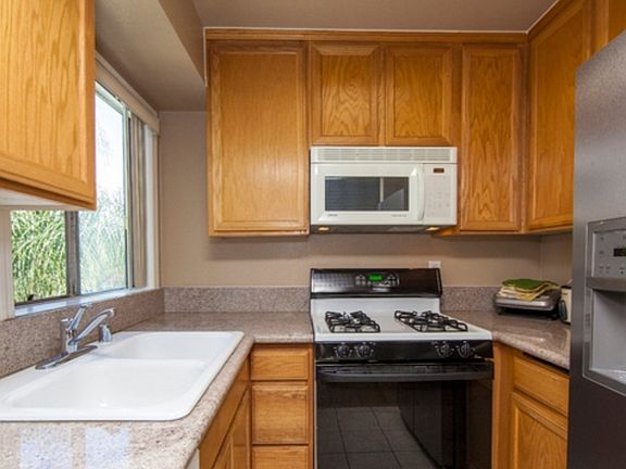 5th image of 5325 Newcastle Ave Unit 301