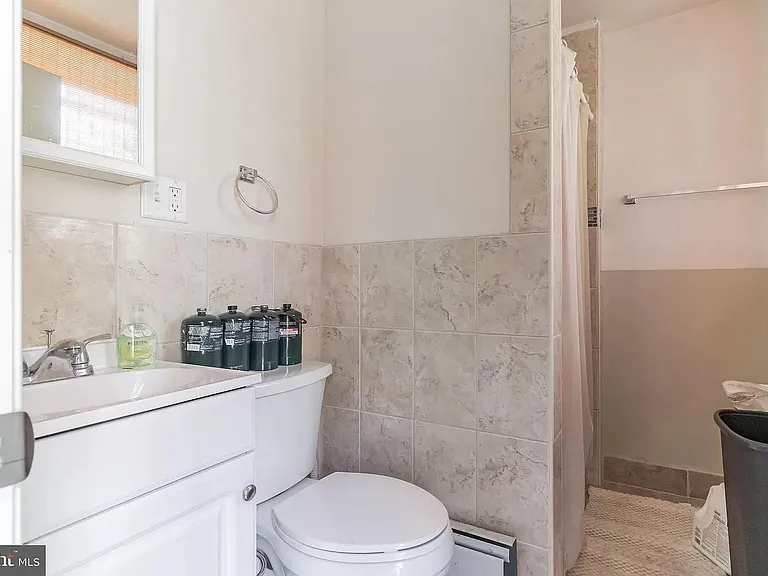 160 Roxborough Ave — Photo 5
