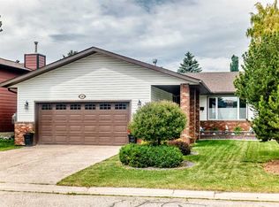 39 E Deer Run Pl SE, Calgary, AB T2J5R2