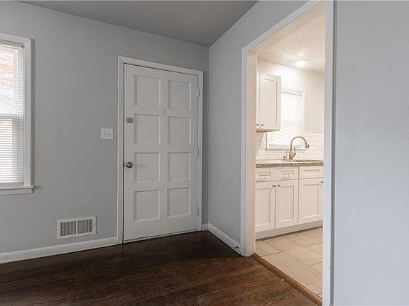 4th image of 3916 N Spruce Ave