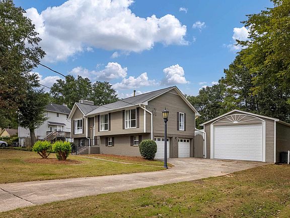 4th image of 4811 Pinehurst Dr