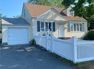 189 Weeks Rd, North Babylon, NY 11703