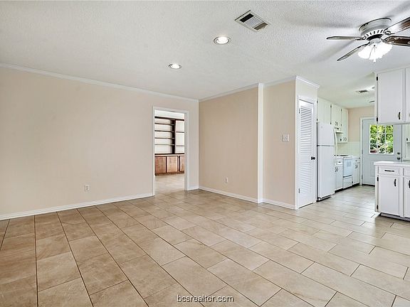 4th image of 1200 Holleman Dr